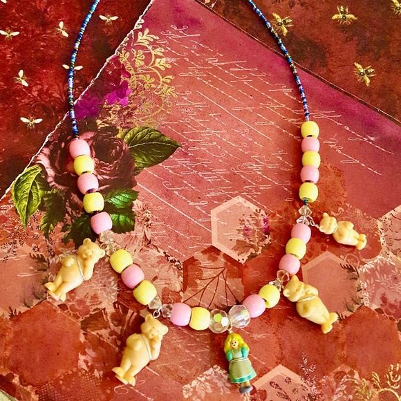 My Little Fairy Tales Goldilocks and The 3 Bears + One Pendant Beaded Necklace - Picture 3 of 5